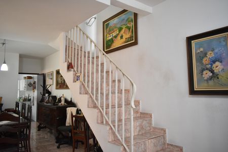 Casa à venda com 299m², 4 quartos e 1 vagaEscadas