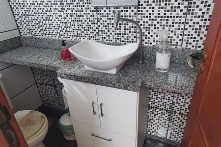 Casa de condomínio à venda com 129m², 4 quartos e 2 vagasLavabo