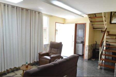 Casa de condomínio à venda com 129m², 4 quartos e 2 vagasSala