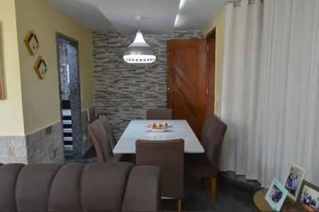 Casa de condomínio à venda com 129m², 4 quartos e 2 vagasSala