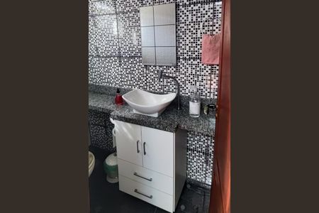 Casa de condomínio à venda com 129m², 4 quartos e 2 vagasLavabo