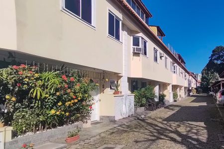 Casa de condomínio à venda com 129m², 4 quartos e 2 vagasFachada