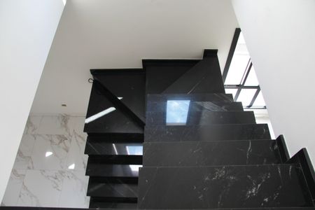 Casa à venda com 169m², 3 quartos e 7 vagasEscada acesso 