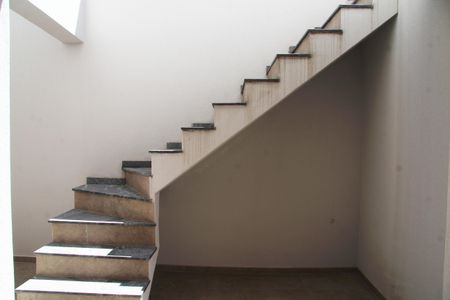 Casa à venda com 169m², 3 quartos e 7 vagasEscada acesso a Área de Serviço