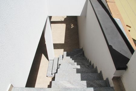 Casa à venda com 169m², 3 quartos e 7 vagasEscada de acesso a churrasqueira 