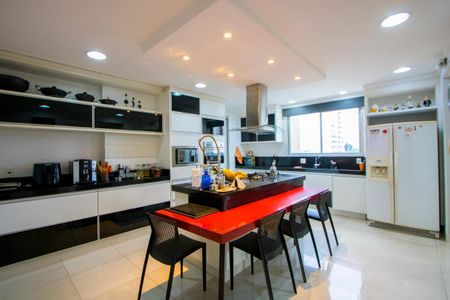 Apartamento para alugar com 330m², 4 quartos e 5 vagas Apartamento para alugar com 330m², 4 quartos e 5 vagasCozinha