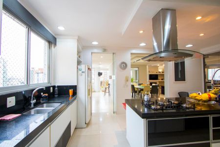 Apartamento para alugar com 330m², 4 quartos e 5 vagas Apartamento para alugar com 330m², 4 quartos e 5 vagasCozinha