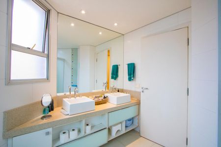 Apartamento para alugar com 330m², 4 quartos e 5 vagas Apartamento para alugar com 330m², 4 quartos e 5 vagasBanheiro da Suíte 1