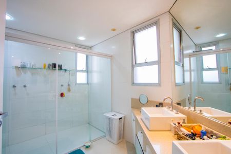 Apartamento para alugar com 330m², 4 quartos e 5 vagas Apartamento para alugar com 330m², 4 quartos e 5 vagasBanheiro da Suíte 1