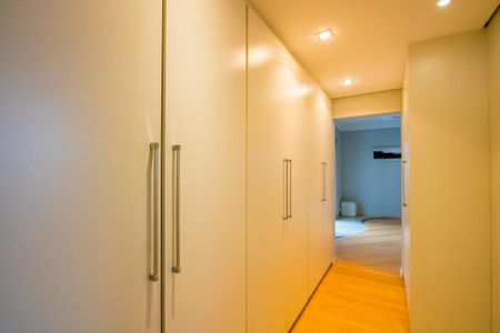 Apartamento para alugar com 330m², 4 quartos e 5 vagas Apartamento para alugar com 330m², 4 quartos e 5 vagasCloset da Suíte 1
