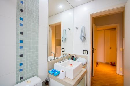 Apartamento para alugar com 330m², 4 quartos e 5 vagas Apartamento para alugar com 330m², 4 quartos e 5 vagasBanheiro da Suíte 2