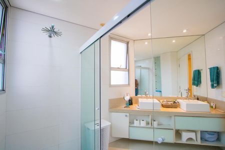 Apartamento para alugar com 330m², 4 quartos e 5 vagas Apartamento para alugar com 330m², 4 quartos e 5 vagasBanheiro da Suíte 1