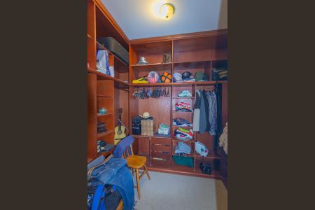 Casa à venda com 550m², 6 quartos e 2 vagas Casa à venda com 550m², 6 quartos e 2 vagasCloset da Suíte 3