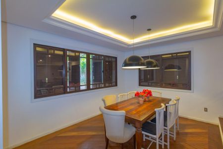 Casa à venda com 550m², 6 quartos e 2 vagas Casa à venda com 550m², 6 quartos e 2 vagasSala de Jantar