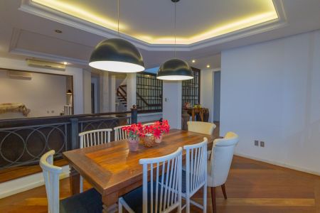 Casa à venda com 550m², 6 quartos e 2 vagas Casa à venda com 550m², 6 quartos e 2 vagasSala de Jantar
