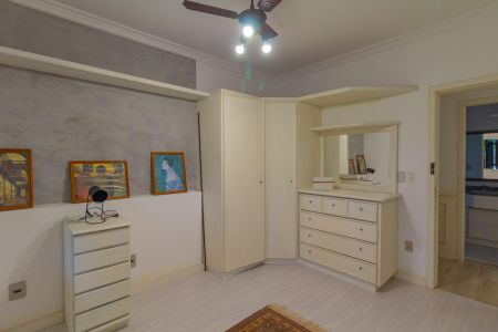 Casa à venda com 550m², 6 quartos e 2 vagas Casa à venda com 550m², 6 quartos e 2 vagasQuarto 1