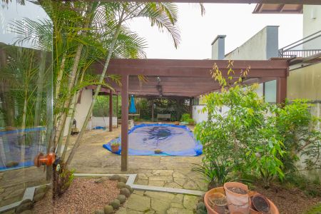 Casa à venda com 550m², 6 quartos e 2 vagas Casa à venda com 550m², 6 quartos e 2 vagasÁrea Externa