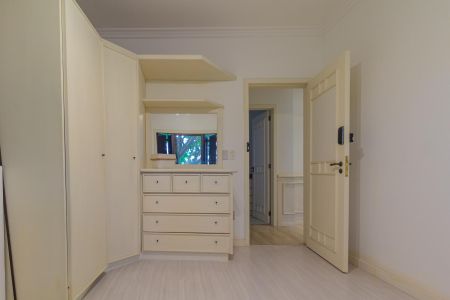 Casa à venda com 550m², 6 quartos e 2 vagas Casa à venda com 550m², 6 quartos e 2 vagasQuarto 1