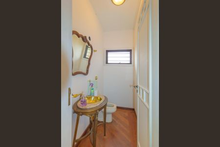 Casa à venda com 550m², 6 quartos e 2 vagas Casa à venda com 550m², 6 quartos e 2 vagasLavabo