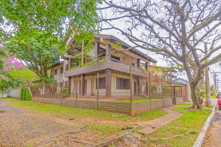 Casa à venda com 550m², 6 quartos e 2 vagas Casa à venda com 550m², 6 quartos e 2 vagasFachada