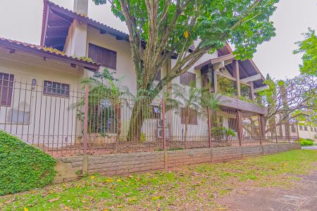 Casa à venda com 550m², 6 quartos e 2 vagas Casa à venda com 550m², 6 quartos e 2 vagasFachada