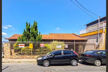 Casa para alugar com 285m², 3 quartos e 2 vagas Casa para alugar com 285m², 3 quartos e 2 vagasFachada