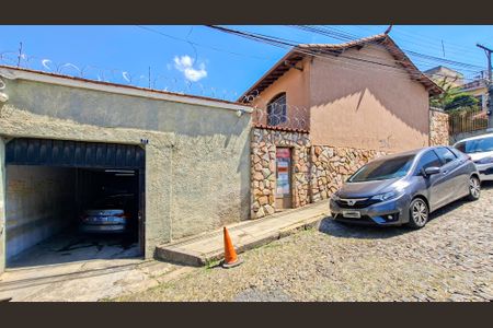 Casa para alugar com 285m², 3 quartos e 2 vagas Casa para alugar com 285m², 3 quartos e 2 vagasFachada