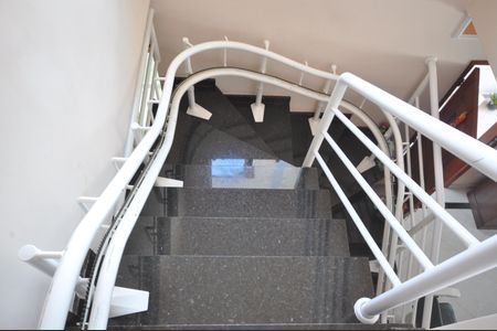 Casa à venda com 200m², 3 quartos e 4 vagasEscada