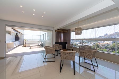 Apartamento à venda com 220m², 4 quartos e 4 vagasSala