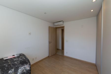 Apartamento à venda com 220m², 4 quartos e 4 vagasQuarto 2