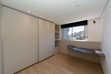 Apartamento à venda com 220m², 4 quartos e 4 vagasQuarto 2