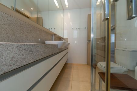 Apartamento à venda com 220m², 4 quartos e 4 vagasBanheiro da Suíte 1a