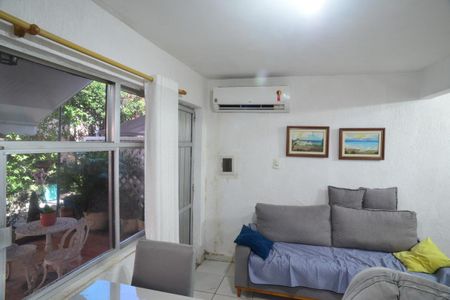 Sala de casa de condomínio à venda com 2 quartos, 160m² em Barra da Tijuca, Rio de Janeiro