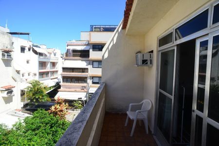 Casa de condomínio à venda com 160m², 2 quartos e 2 vagas Casa de condomínio à venda com 160m², 2 quartos e 2 vagasVaranda da Sala