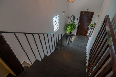 Casa à venda com 270m², 4 quartos e 1 vaga Casa à venda com 270m², 4 quartos e 1 vagaEscada