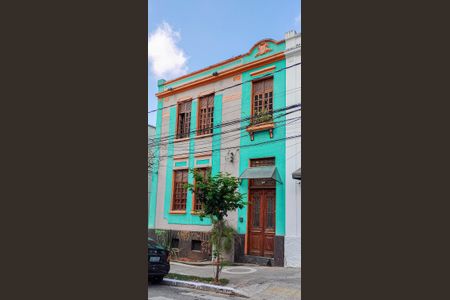 Casa à venda com 270m², 4 quartos e 1 vaga Casa à venda com 270m², 4 quartos e 1 vagaFachada