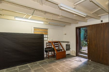 Casa à venda com 270m², 4 quartos e 1 vaga Casa à venda com 270m², 4 quartos e 1 vagaPorão