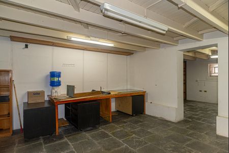 Casa à venda com 270m², 4 quartos e 1 vaga Casa à venda com 270m², 4 quartos e 1 vagaPorão