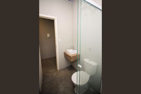 Banheiro de casa de condomínio para alugar com 1 quarto, 18m² em Azenha, Porto Alegre