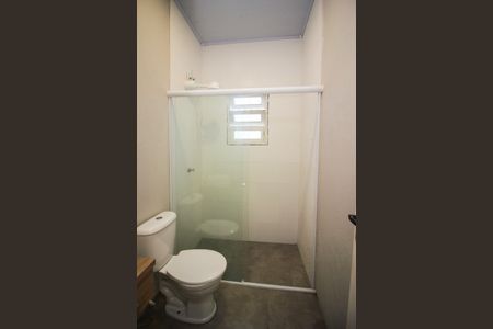 Banheiro de casa de condomínio para alugar com 1 quarto, 18m² em Azenha, Porto Alegre