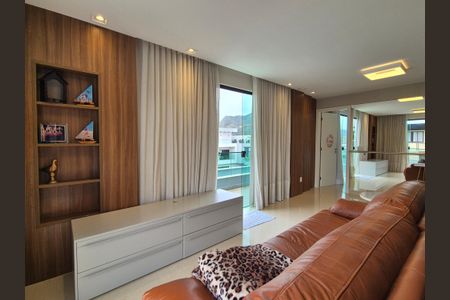 Casa de condomínio à venda com 426m², 5 quartos e 2 vagas Casa de condomínio à venda com 426m², 5 quartos e 2 vagasSala 2