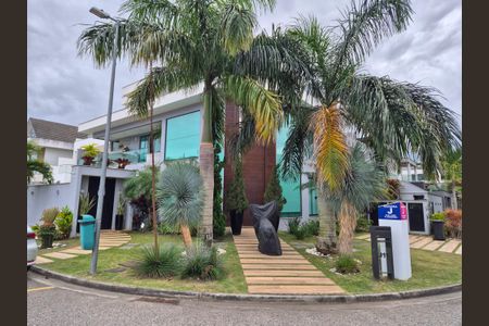 Casa de condomínio à venda com 426m², 5 quartos e 2 vagas Casa de condomínio à venda com 426m², 5 quartos e 2 vagasÁrea externa