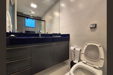 Casa de condomínio à venda com 426m², 5 quartos e 2 vagas Casa de condomínio à venda com 426m², 5 quartos e 2 vagasBanheiro da Suíte 1