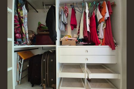 Casa de condomínio à venda com 426m², 5 quartos e 2 vagas Casa de condomínio à venda com 426m², 5 quartos e 2 vagasCloset da suite 1