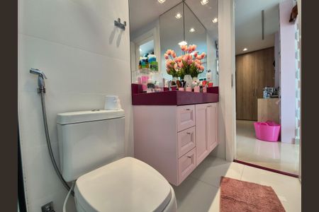 Casa de condomínio à venda com 426m², 5 quartos e 2 vagas Casa de condomínio à venda com 426m², 5 quartos e 2 vagasBanheiro da Suíte 3