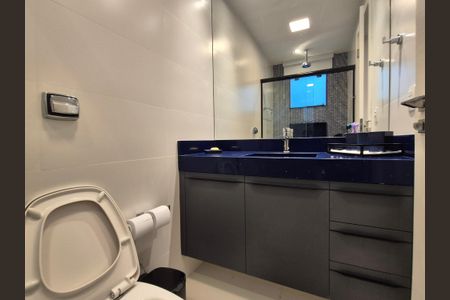 Casa de condomínio à venda com 426m², 5 quartos e 2 vagas Casa de condomínio à venda com 426m², 5 quartos e 2 vagasBanheiro da Suíte 2