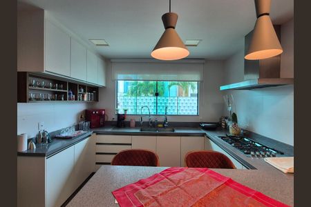 Casa de condomínio à venda com 426m², 5 quartos e 2 vagas Casa de condomínio à venda com 426m², 5 quartos e 2 vagasCozinha