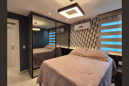 Casa de condomínio à venda com 426m², 5 quartos e 2 vagas Casa de condomínio à venda com 426m², 5 quartos e 2 vagasSuíte 2