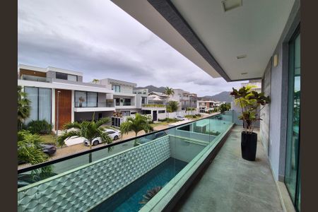 Casa de condomínio à venda com 426m², 5 quartos e 2 vagas Casa de condomínio à venda com 426m², 5 quartos e 2 vagasVaranda