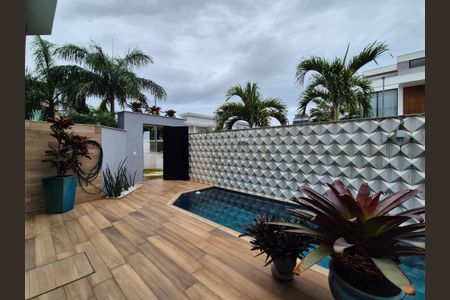 Casa de condomínio à venda com 426m², 5 quartos e 2 vagas Casa de condomínio à venda com 426m², 5 quartos e 2 vagasÁrea externa